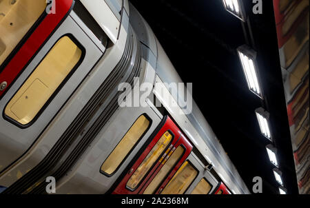 Zug auf der Plattform in der U-Bahn-Station Euston Square, London UK, die Reflexion der Zug an der Decke oben. Stockfoto