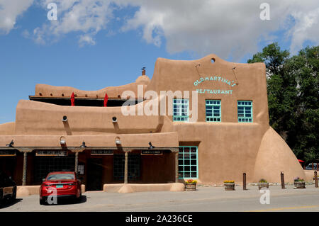 Die Fassade des alten Martina's Restaurant, nur über die Straße von der berühmten Kirche St. Francisco De Asis, Sabrosa in New Mexiko. Stockfoto