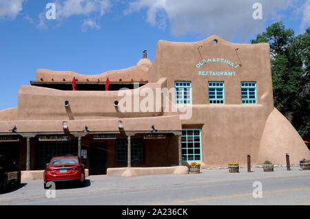 Die Fassade des alten Martina's Restaurant, nur über die Straße von der berühmten Kirche St. Francisco De Asis, Sabrosa in New Mexiko. Stockfoto