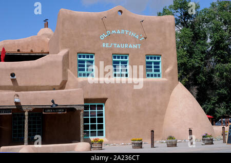 Die Fassade des alten Martina's Restaurant, nur über die Straße von der berühmten Kirche St. Francisco De Asis, Sabrosa in New Mexiko. Stockfoto