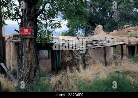 Eine verlassene und teilweise eingestürzten Gebäude in der Plaza von Sabrosa in New Mexiko. In seinen Tag hatte es sowohl eine Residenz und Shop. Stockfoto