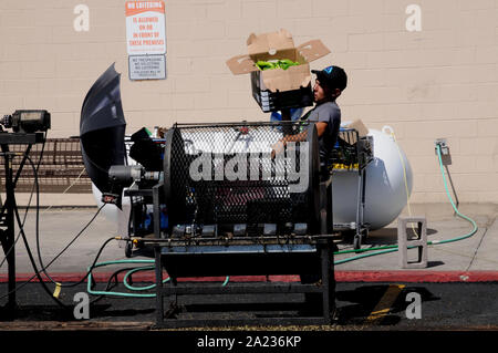 Chili rösten statt auf dem Parkplatz vor einem Supermarkt in Taos New Mexico. Stockfoto