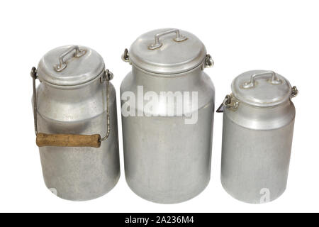 Retro Aluminium Milchkrüge, weisser Hintergrund. Stockfoto