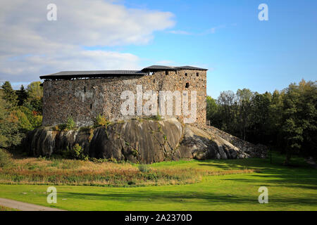 Mittelalterliche Raseborg Burgruine im Herbst. Raseborg Schloss wurde im Jahre 1370 s auf einem Felsen, die durch das Wasser zu der Zeit umgeben war. Snappertuna, Finnland. Stockfoto