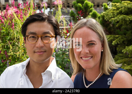 Attraktive Mixed Race Paar stellen in ihrem Garten, USA Stockfoto