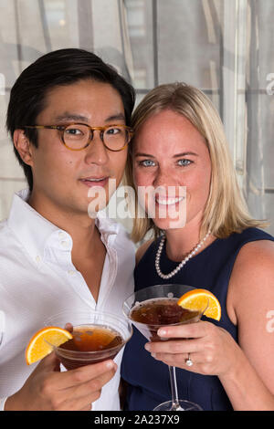 Attraktive Mixed Race Paar Stellen für Bild, USA Stockfoto