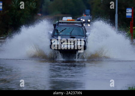 Ein Mitsubishi 4x4 ein Spritzen während der Fahrt durch Überschwemmungen in Castleford Stockfoto