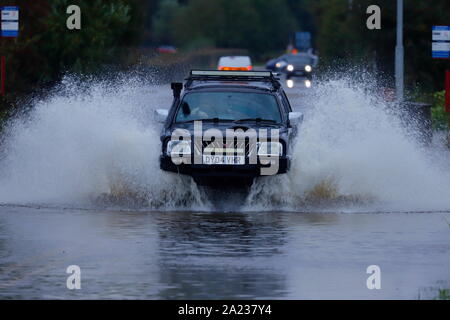 Ein Mitsubishi 4x4 ein Spritzen während der Fahrt durch Überschwemmungen in Castleford Stockfoto