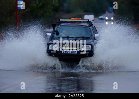 Ein Mitsubishi 4x4 ein Spritzen während der Fahrt durch Überschwemmungen in Castleford Stockfoto