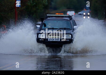 Ein Mitsubishi 4x4 ein Spritzen während der Fahrt durch Überschwemmungen in Castleford Stockfoto