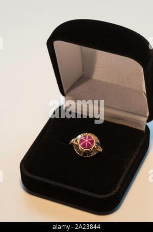 Star Ruby Ring in samt Box Stockfoto