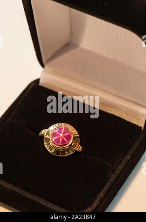 Star Ruby Ring in samt Box Stockfoto