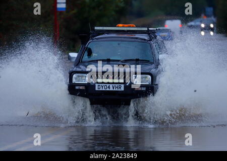 Ein Mitsubishi 4x4 ein Spritzen während der Fahrt durch Überschwemmungen in Castleford Stockfoto