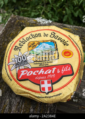 Ein Reblochon, französischer Käse in der Haute-Savoie, Chamonix, Frankreich. Stockfoto