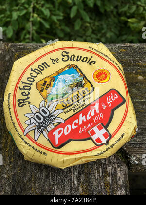 Ein Reblochon, französischer Käse in der Haute-Savoie, Chamonix, Frankreich. Stockfoto