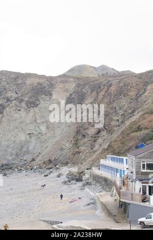 Leistungsschalter Beach Cafe und Schonern Restaurant in St. Agnes Strand an einem Frühlingstag. North Cornwall, UK. Stockfoto