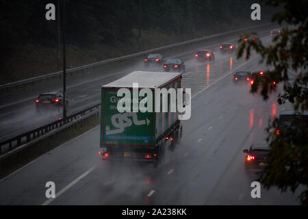 Fahrzeuge fahren Sie durch Nässe auf der M6 in der Nähe von Birmingham nach starken Regenfällen. Stockfoto