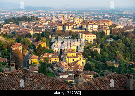 Blick über Bergamo Città Alta (obere Stadt) von der Via al Castello, Bergamo, Lombardei, Italien Stockfoto