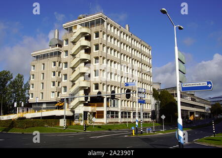 Almere Stad, den Niederlanden - 28. September 2019: Bürogebäude "de Beurs" mitten im Zentrum von Almere. Stockfoto