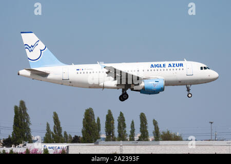 Paris/Frankreich - April 18, 2015: Aigle Azur A319 F-HBAL Passagierflugzeug Abflug am Flughafen Paris Orly Stockfoto
