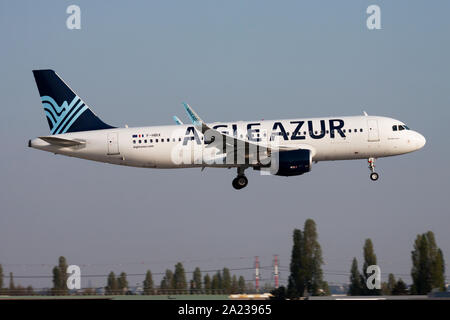 Paris/Frankreich - April 18, 2015: Aigle Azur A320 F-HBIX Passagierflugzeug der Landung am Flughafen Paris Orly Stockfoto