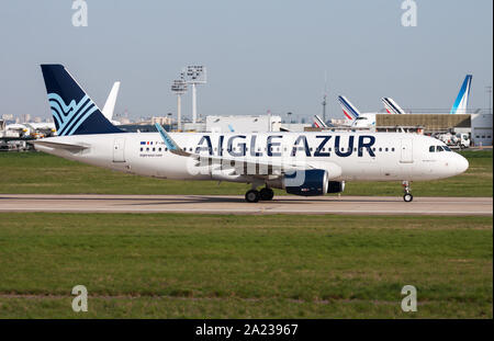 Paris/Frankreich - April 18, 2015: Aigle Azur A320 F-HBIX Passagierflugzeug Abflug am Flughafen Paris Orly Stockfoto