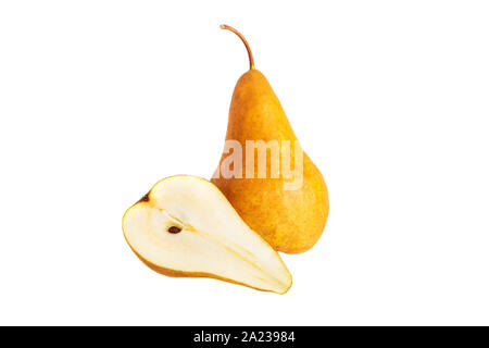 Bio Birne Hälfte ganze Früchte isoliert auf weißem Hintergrund Stockfoto
