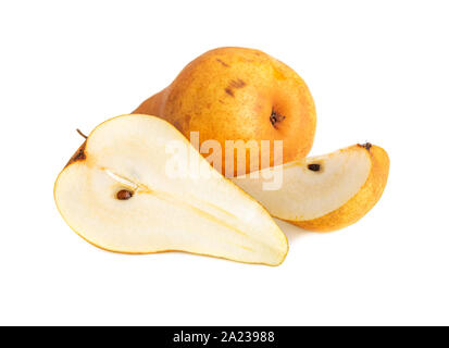 Frische Birne. Obst mit Halbe und viertel isoliert auf weißem Hintergrund. Stockfoto