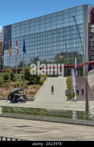 Forum Evolution Burgos - Kongress Palast, Auditorium und Parkplatz des Museums, Conde de Castro Square in der Stadt Butgos, Kastilien und Leon, Spanien. Stockfoto