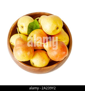 Birne in eine Schüssel auf weißem Hintergrund. Organische Birnen Ansicht von oben. Stockfoto