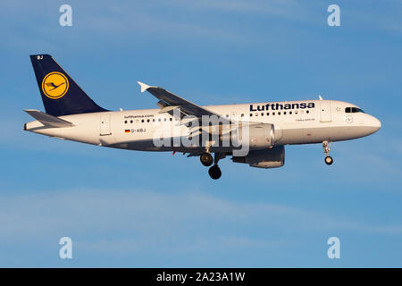 FRANKFURT/Deutschland - Dezember 8, 2012: Lufthansa Airbus A319 D-AIBJ Passagierflugzeug landen am Flughafen Frankfurt Stockfoto