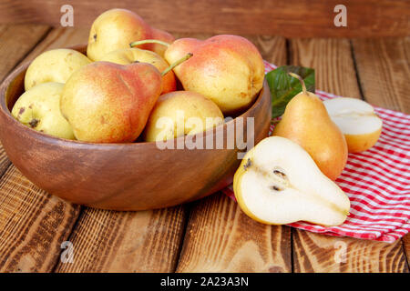 Herbst noch leben. Birnen auf alten Holztisch mit Rot karierte Tischdecke. Rustikales Design. Stockfoto