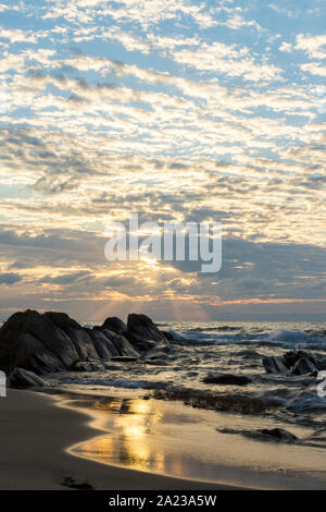 Sonnenaufgang am Ufer des Lake Malawi. Stockfoto