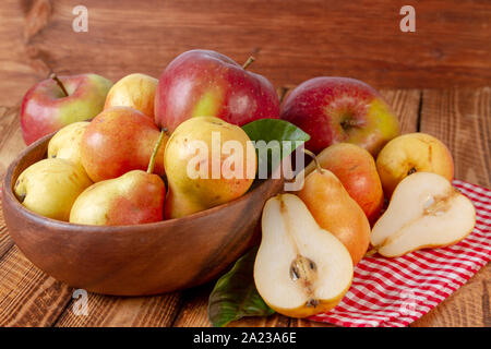 Birne und Apfel. Rustikales Design. Vintage Konzept in den Garten. Stockfoto