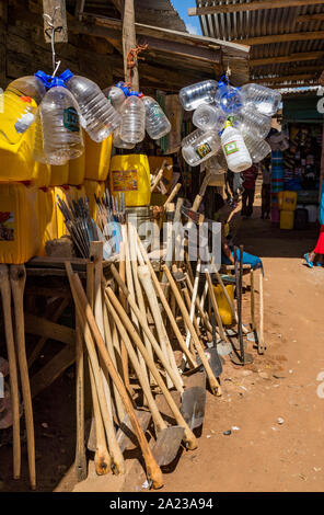 Landwirtschaft Werkzeuge für den Verkauf in Mzuzu Markt, Malawi Stockfoto