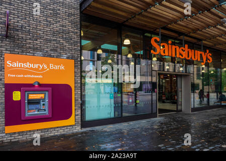 Eingang zum Sainsbury's Store mit Sainsbury's Bank Cash Machine - Eingang zu einem Sainsburys Shop - Eingang zum Sainsburys Supermarkt Stockfoto