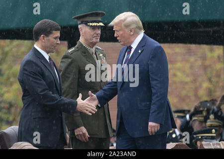 Arlington, USA. 30 Sep, 2019. Präsidenten der Vereinigten Staaten Donald J. Trumpf grüßt der Vereinigten Staaten die Armee Dr. Mark T. Esper während der Bundeswehr Willkommen Zeremonie zu Ehren des 20 Vorsitzende des Generalstabs Mark Milley bei Joint Base Mye in Arlington, Virginia, 30. September 2019. Foto von Chris Kleponis/UPI Quelle: UPI/Alamy leben Nachrichten Stockfoto