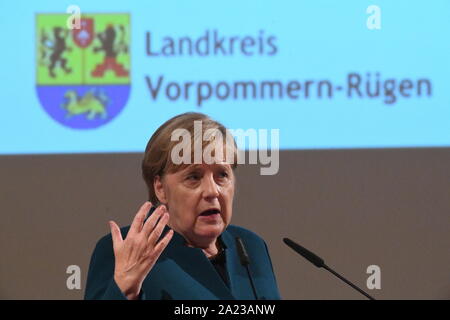 Parow, Deutschland. 30 Sep, 2019. Bundeskanzlerin Angela Merkel (CDU) spricht auf dem Festakt zum Tag der deutschen Einheit an der Marine Technology School (MTS) Parow. Quelle: Stefan Sauer/dpa-Zentralbild/dpa/Alamy leben Nachrichten Stockfoto