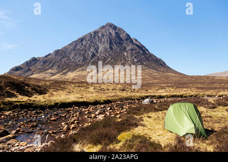 Zelt in der Wüste neben dem Buachaille Etive Mòr in Schottland Stockfoto