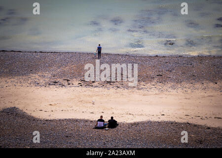 Die Leute am Strand in der Nähe von Brighton Stockfoto