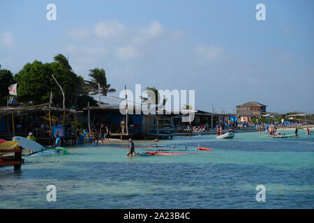 Shore view mit teilweise bewölktem Himmel von Jibe City Windsurfen in Bonaire Stockfoto