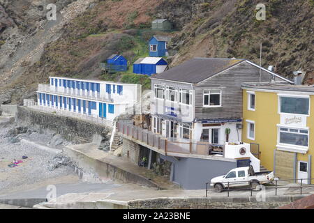 Leistungsschalter Beach Cafe und Schonern Restaurant in St. Agnes Strand an einem Frühlingstag. North Cornwall, UK. Stockfoto