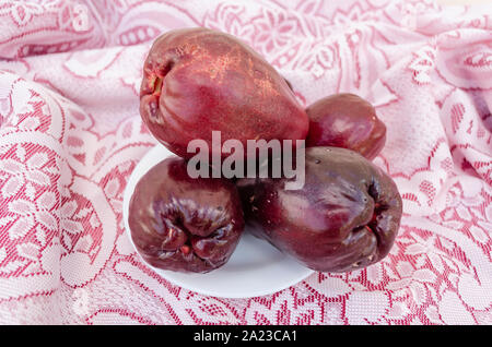 Rote Reife Otaheite Äpfel auf Spitze Tischdecke Stockfoto