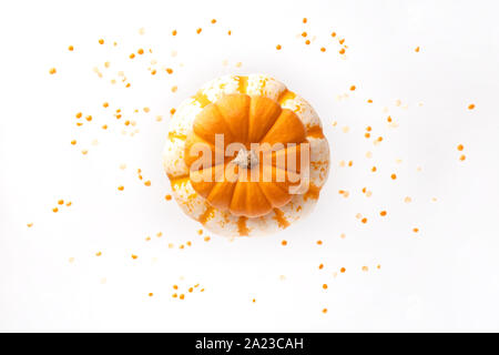 Saisonal orange Kürbis flach Zusammensetzung auf einem weißen Hintergrund. Stockfoto