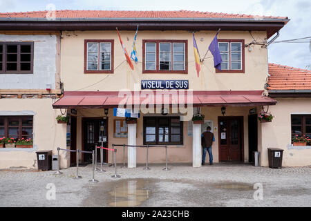 Viseul de Sus Bahnhof, mit Fahne aufhängen und Kunde im Zeitplan suchen Stockfoto