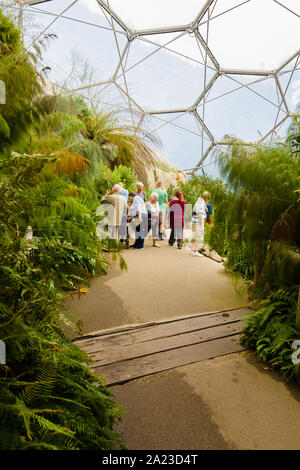 Im Inneren des Eden Project in Cornwall mit Familien und Besucher zu Fuß durch das Mittelmeer biome Ausstellung Stockfoto