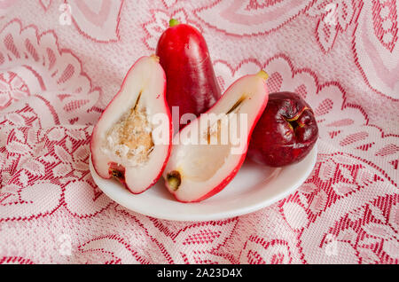 Platte Voller rote reife Äpfel Otaheite Stockfoto