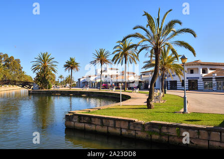 Mallorca, Spanien - 11. Mai 2019: Palmen wachsen an einem Kanal in der Stadt von Alcudia auf Mallorca. Stockfoto