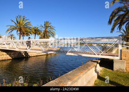 Mallorca, Spanien - 11. Mai 2019: Fußgängerbrücke über den Kanal in die Stadt Alcudia auf Mallorca Stockfoto