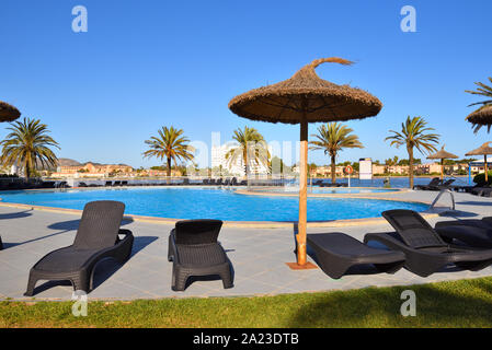 Mallorca, Spanien - 11. Mai 2019: Schwimmbad mit Liegen im Zentrum von Alcudia Stockfoto